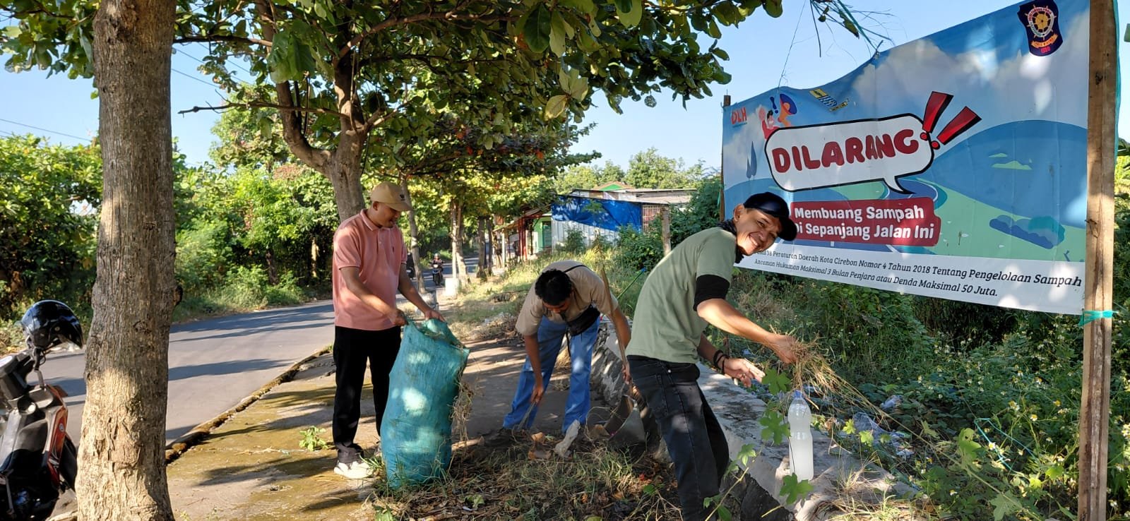 Gotong Royong Bersihkan Sampah Sungai Cikalong Lurah Larangan Ajak Warga Jaga Lingkungan